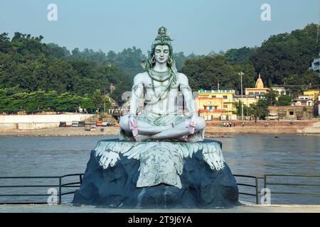 Statua di Lord Shiva vicino al fiume gange a Rishikesh, Uttarakhand, India. Foto Stock