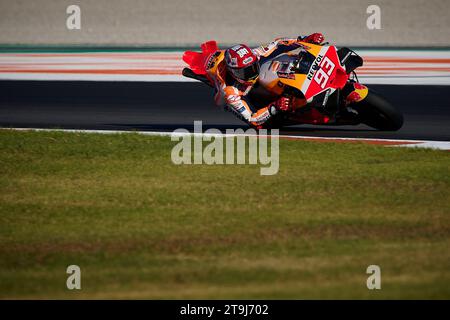 Valencia, Spagna. 25 novembre 2023. Marc Marquez del Respol Honda Team gareggia durante la gara Sprint del Valencia MotoGP sul circuito Ricardo Tormo, a Valencia, in Spagna, il 25 novembre 2023. Crediti: Str/Xinhua/Alamy Live News Foto Stock