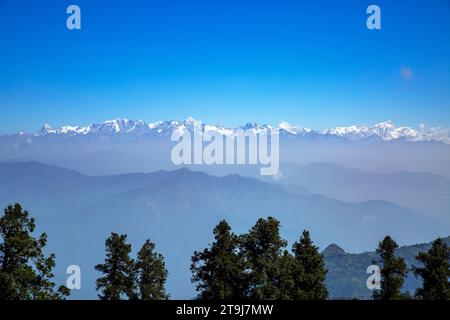 Himalaya innevato dalla catena montuosa di Tehri nel Dhanaulti tehsil del distretto di Tehri Garhwal a Uttarakhand, India. Foto Stock