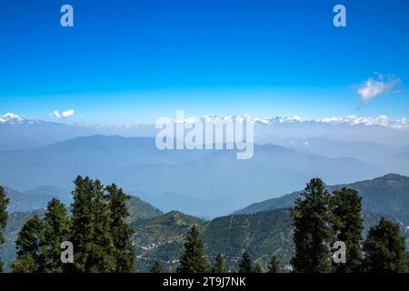 Himalaya innevato dalla catena montuosa di Tehri nel Dhanaulti tehsil del distretto di Tehri Garhwal a Uttarakhand, India. Foto Stock