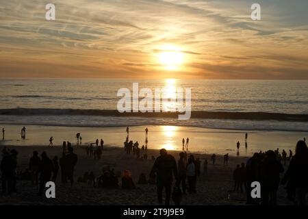 Carmel by the Sea, CA, USA. 25 novembre 2023. La gente del posto e i turisti si riuniscono sulla famosa spiaggia di Carmel per guardare il tramonto sul Pacifico nel weekend del Ringraziamento credito: Motofoto/Alamy Live News Foto Stock