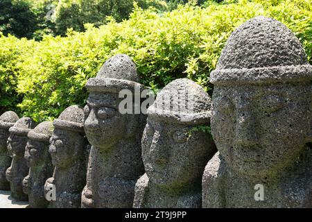 Scultura di nonno di pietra di harebang DOL alle cascate di Cheonjiyeon nell'isola di Jeju, Corea Foto Stock