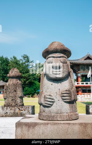 Tempio di Yakcheonsa e Dol hareubang sull'isola di Jeju, Corea Foto Stock