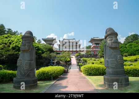 Tempio di Yakcheonsa e Dol hareubang sull'isola di Jeju, Corea Foto Stock