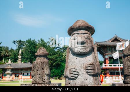 Tempio di Yakcheonsa e Dol hareubang sull'isola di Jeju, Corea Foto Stock