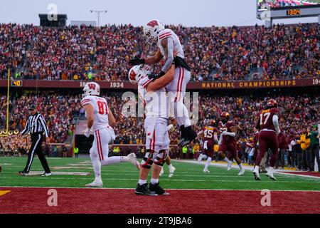 Minneapolis, Minnesota, USA. 25 novembre 2023. Il running back dei Wisconsin Badgers BRAELON ALLEN #0 e l'offensive lineman dei Wisconsin Badgers TANOR BORTOLINI #63 celebrano un touchdown durante il primo tempo dei Minnesota Golden Gophers contro i Wisconsin Badgers all'Huntington Bank Stadium. (Immagine di credito: © Steven Garcia/ZUMA Press Wire) SOLO USO EDITORIALE! Non per USO commerciale! Foto Stock