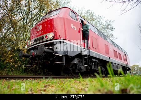 Oldenburg, Germania. 15 novembre 2023. Roland Sandkuhl, un macchinista autonomo di Oldenburg, guarda fuori dalla cabina del macchinista della sua locomotiva diesel 1965 DB serie V 169. Sandkuhl ha avviato la propria attività come macchinista e guida la propria locomotiva sui servizi merci in tutta la Germania. Credito: Hauke-Christian Dittrich/dpa/Alamy Live News Foto Stock