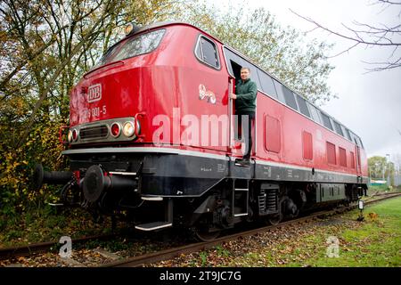 Oldenburg, Germania. 15 novembre 2023. Roland Sandkuhl, un macchinista autonomo di Oldenburg, guarda fuori dalla cabina del macchinista della sua locomotiva diesel 1965 DB serie V 169. Sandkuhl ha avviato la propria attività come macchinista e guida la propria locomotiva sui servizi merci in tutta la Germania. Credito: Hauke-Christian Dittrich/dpa/Alamy Live News Foto Stock