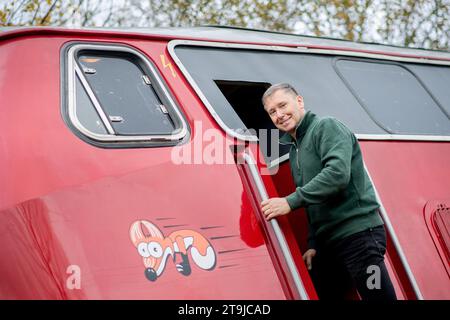 Oldenburg, Germania. 15 novembre 2023. Roland Sandkuhl, un macchinista autonomo di Oldenburg, guarda fuori dalla cabina del macchinista della sua locomotiva diesel 1965 DB serie V 169. Sandkuhl ha avviato la propria attività come macchinista e guida la propria locomotiva sui servizi merci in tutta la Germania. Credito: Hauke-Christian Dittrich/dpa/Alamy Live News Foto Stock