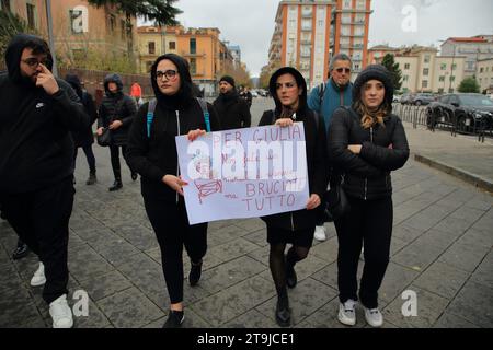 Cava dei Tirreni, Italia. 25 novembre 2023. Nella giornata internazionale contro la violenza contro le donne, un gruppo di donne ha marciato attraverso il centro storico, gridando slogan contro la violenza contro le donne ed elencando i nomi delle 105 donne italiane vittime di femminicidio dall'inizio del 2023. L'ultima delle vittime è la giovane Giulia Cecchettin uccisa dal suo ragazzo. (Foto di Pasquale Senatore/Pacific Press) Credit: Pacific Press Media Production Corp./Alamy Live News Foto Stock