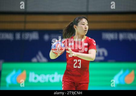 Santander, Cantabria, Spagna. 25 novembre 2023. Santander, Spagna, 25 novembre 2023: La giocatrice giapponese, Natsuki Aizawa (23) con la palla durante il secondo giorno del Torneo Internazionale femminile di Spagna 2023 tra Serbia e Giappone, il 25 novembre 2023, nel Palacio of Sports di Santander, a Santander, in Spagna. (Immagine di credito: © Alberto Brevers/Pacific Press via ZUMA Press Wire) SOLO USO EDITORIALE! Non per USO commerciale! Foto Stock