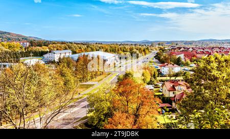 Vista sulla città di Sanok, Polonia. Paesaggio autunnale in montagna. Foto Stock