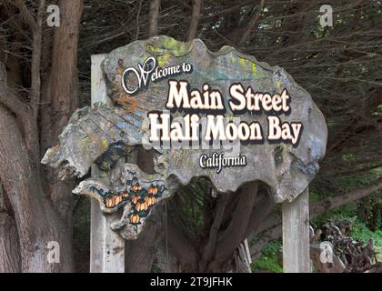 Half Moon Bay, CA - 15 ottobre 2022: Insegna della città per Half Moon Bay, dove migliaia di persone si affollano ogni anno per la loro annuale Art and Pumpkin Festiva Foto Stock