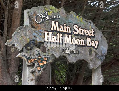 Half Moon Bay, CA - 15 ottobre 2022: Insegna della città per Half Moon Bay, dove migliaia di persone si affollano ogni anno per la loro annuale Art and Pumpkin Festiva Foto Stock