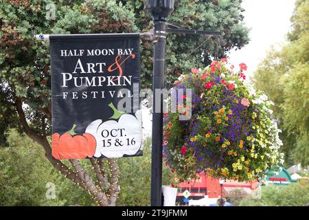 Half Moon Bay, CA - 15 ottobre 2022: Segui le indicazioni per Main Street per il Festival della zucca a Half Moon Bay, il Campidoglio della zucca. Foto Stock