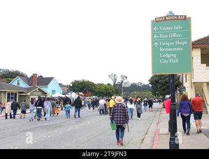 Half Moon Bay, CA - 15 ottobre 2022: Insegna della città per Half Moon Bay, dove migliaia di persone si affollano ogni anno per il festival annuale dell'arte e della zucca Foto Stock