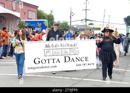 Half Moon Bay, CA - 15 ottobre 2022: Partecipanti non identificati al 50° Festival annuale dell'Arte e della zucca e parata nella capitale mondiale della zucca di Hal Foto Stock