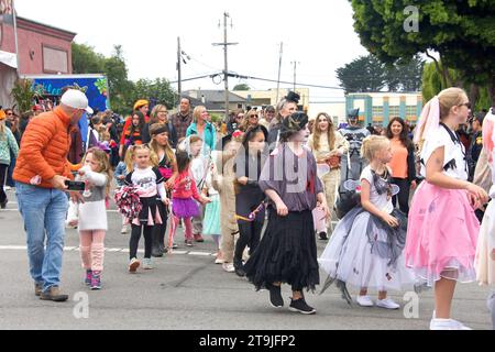 Half Moon Bay, CA - 15 ottobre 2022: Partecipanti non identificati al 50° Festival annuale dell'Arte e della zucca e parata nella capitale mondiale della zucca di Hal Foto Stock