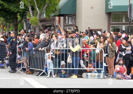 Half Moon Bay, CA - 15 ottobre 2022: Spettatori non identificati al 50° Festival annuale dell'Arte e della zucca e parata nel Campidoglio Mondiale della zucca di metà Foto Stock