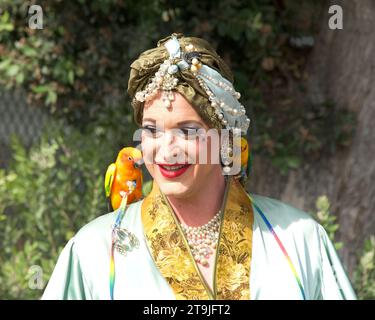 San Francisco, CA - 22 ottobre 2022: Giudice Drag Queen all'evento Halloween Pumpkin Carving del Senatore Scott Wiener al Noe Courts Park. Foto Stock