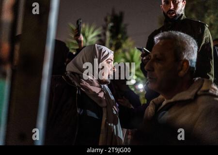 Gerusalemme, Israele. 26 novembre 2023. I membri della famiglia del prigioniero palestinese Israa Jaabis aspettano il suo arrivo nel quartiere Jabel Mukaber a Gerusalemme, in mezzo a un accordo di scambio tra ostaggi e prigionieri tra Hamas e Israele. Crediti: Ilia Yefimovich/dpa/Alamy Live News Foto Stock