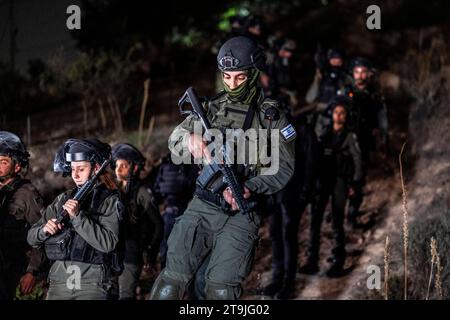 Gerusalemme, Israele. 26 novembre 2023. La polizia si trova fuori dalla casa del prigioniero palestinese Israa Jaabis prima della sua liberazione nel quartiere Jabel Mukaber a Gerusalemme, in mezzo a un accordo di scambio tra ostaggi e prigionieri tra Hamas e Israele. Crediti: Ilia Yefimovich/dpa/Alamy Live News Foto Stock