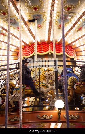 Un primo piano di una giostra decorata con belle luci al mercatino di Natale (Wiener Christkindlmarkt) di notte in inverno, Rathause, Vienna, Austr Foto Stock