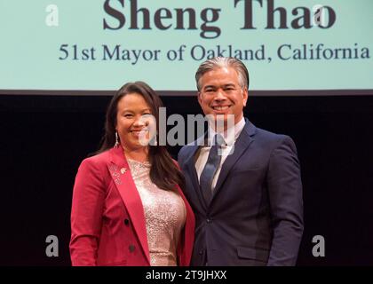 Oakland, CA - 9 gennaio 2023: Inaugurato di recente il sindaco di Oakland Sheng Thao con il procuratore generale Rob Bonta alla sua cerimonia di inaugurazione. Foto Stock