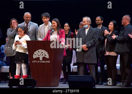 Oakland, CA - 9 gennaio 2023: Il sindaco di Oakland Sheng Thao, appena inaugurato, parla alla cerimonia di inaugurazione. Foto Stock