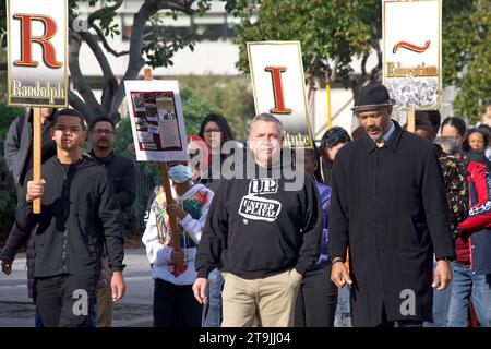 San Francisco, CA - 16 gennaio 2023: Partecipanti non identificati a Martin Luther King marcia dalla stazione di Caltrain, scendere 4th St sopra il ponte, quindi salire 3rd Foto Stock