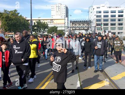 San Francisco, CA - 16 gennaio 2023: Partecipanti non identificati a Martin Luther King marcia dalla stazione di Caltrain, scendere 4th St sopra il ponte, quindi salire 3rd Foto Stock