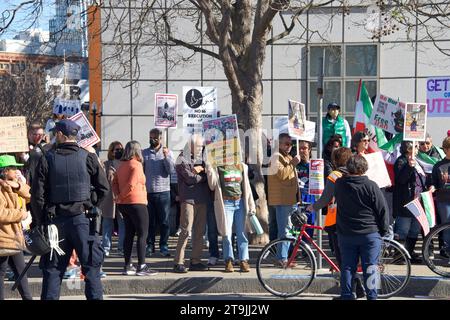 San Francisco, CA - 21 gennaio 2023: Contro i manifestanti pro-choice non identificati alla marcia annuale per la vita, con cartelli e striscioni pro-choice Foto Stock