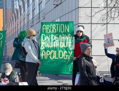 San Francisco, CA - 21 gennaio 2023: Contro i manifestanti pro-choice non identificati alla marcia annuale per la vita, con cartelli e striscioni pro-choice Foto Stock