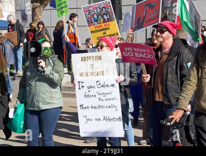 San Francisco, CA - 21 gennaio 2023: Contro i manifestanti pro-choice non identificati alla marcia annuale per la vita, con cartelli e striscioni pro-choice Foto Stock