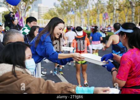 SHANGHAI, CINA - 26 NOVEMBRE 2023 - i corridori gareggiano nella Shanghai International Marathon a Shanghai, Cina, 26 novembre 2023. Foto Stock