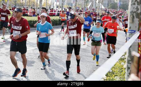 SHANGHAI, CINA - 26 NOVEMBRE 2023 - i corridori gareggiano nella Shanghai International Marathon a Shanghai, Cina, 26 novembre 2023. Foto Stock