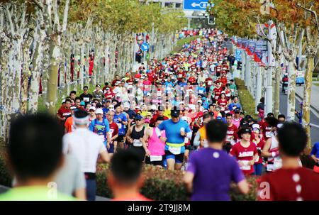 SHANGHAI, CINA - 26 NOVEMBRE 2023 - i corridori gareggiano nella Shanghai International Marathon a Shanghai, Cina, 26 novembre 2023. Foto Stock