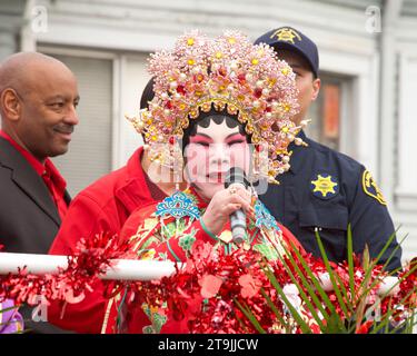 Oakland, CA - 29 gennaio 2023: Partecipanti alla prima parata annuale di Capodanno lunare a Oakland. Foto Stock