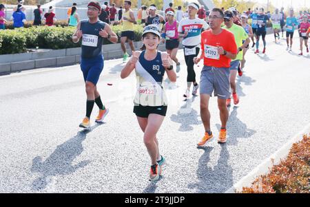 SHANGHAI, CINA - 26 NOVEMBRE 2023 - i corridori gareggiano nella Shanghai International Marathon a Shanghai, Cina, 26 novembre 2023. Foto Stock