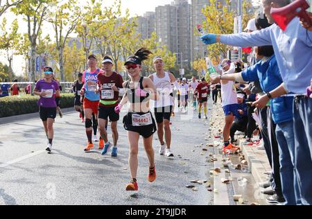 SHANGHAI, CINA - 26 NOVEMBRE 2023 - i corridori gareggiano nella Shanghai International Marathon a Shanghai, Cina, 26 novembre 2023. Foto Stock