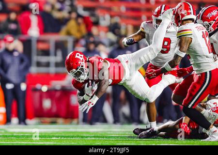 Piscataway, New Jersey, USA. 25 novembre 2023. Il running back dei Rutgers KYLE MONANGAI (5) si tuffa per il primo down durante la seconda metà della partita della Big Ten tra Rutgers e Maryland allo SHI Stadium il 25 novembre 2023, a Piscataway, N.J. (Credit Image: © Scott Rausenberger/ZUMA Press Wire) SOLO PER USO EDITORIALE! Non per USO commerciale! Foto Stock