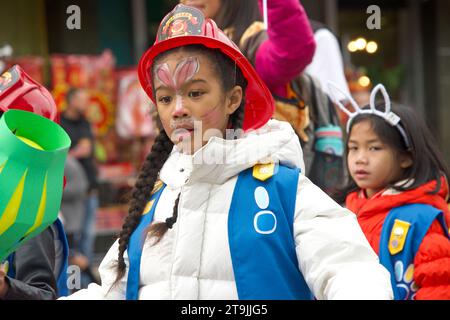 Oakland, CA - 29 gennaio 2023: Partecipanti alla prima parata annuale di Capodanno lunare a Oakland. Le truppe scout Oakland Girl camminano. Foto Stock
