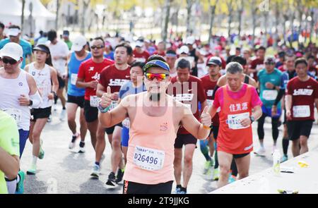 SHANGHAI, CINA - 26 NOVEMBRE 2023 - i corridori gareggiano nella Shanghai International Marathon a Shanghai, Cina, 26 novembre 2023. Foto Stock