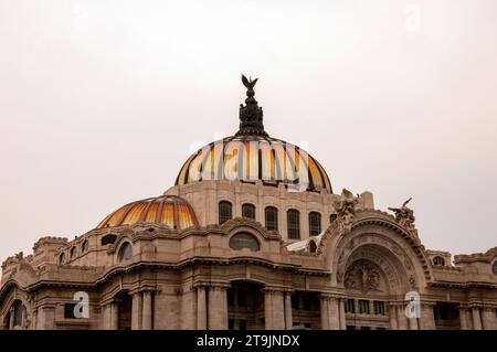 Foto ravvicinata del Palazzo delle Belle Arti a città del Messico Foto Stock