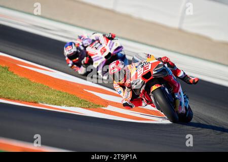 Marc Marquez della Spagna e Repsol Honda Team (Front) e Johan Zarco della Francia e prima Pramac Racing (Behind) corrono durante la sessione di prove libere di Th Foto Stock