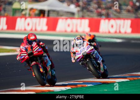 Francesco Bagnaia dell'Italia e Ducati Lenovo Team (L) e Jorge Martin della Spagna e prima Pramac Racing (R) corrono durante la sessione di prove libere della M Foto Stock