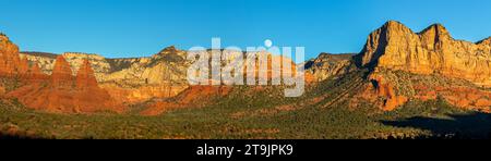 Full Moon che sorge sopra il panorama delle Desert Mountains. Paesaggio panoramico, escursione al Red Rock State Park, Arizona sud-ovest degli Stati Uniti Foto Stock