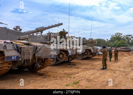 23 novembre 2033 forze corazzate israeliane parcheggiate alla periferia della Striscia di Gaza preparandosi ad entrare per liberare i civili rapiti e. Foto Stock