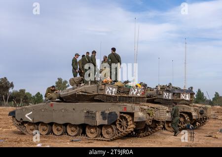 23 novembre 2033 forze corazzate israeliane parcheggiate alla periferia della Striscia di Gaza preparandosi ad entrare per liberare i civili rapiti e. Foto Stock