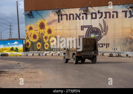 23 novembre 2033 forze corazzate israeliane parcheggiate alla periferia della Striscia di Gaza preparandosi ad entrare per liberare i civili rapiti e. Foto Stock